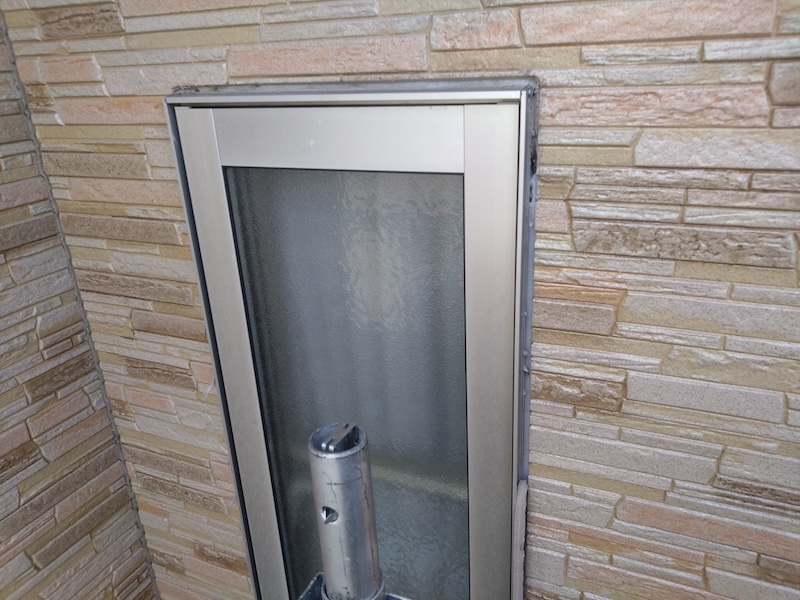 窓まわりのコーキングの劣化は雨漏りのリスクを高めます!|大阪府摂津市