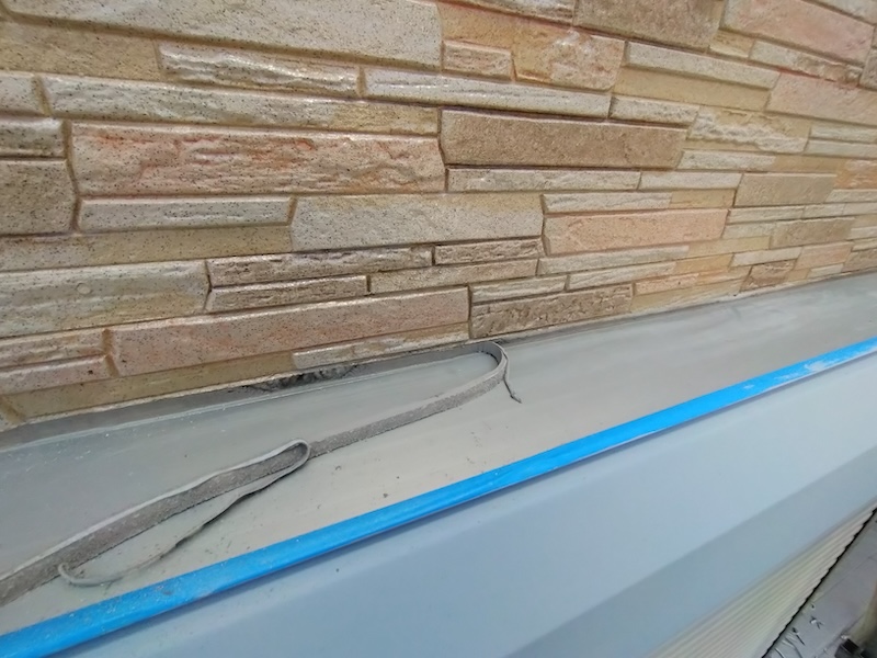 大阪府摂津市|シャッターまわりのコーキングを増し打ちしました!