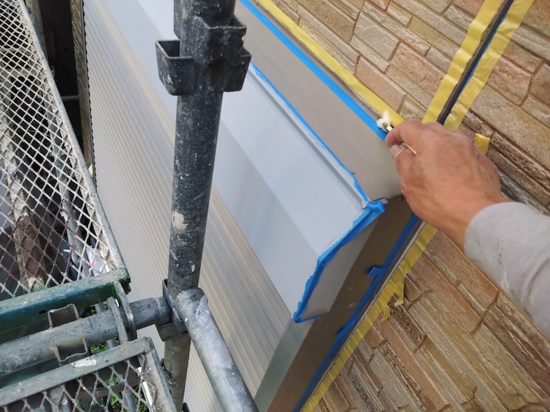 大阪府摂津市|シャッターまわりのコーキングを増し打ちしました!