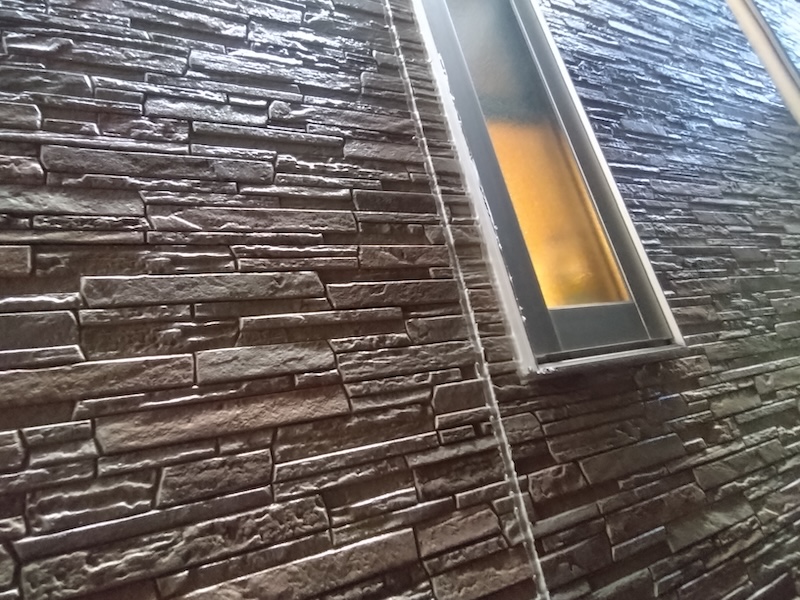 窓まわりのコーキングの劣化は雨漏りのリスクを高めます!|大阪府摂津市