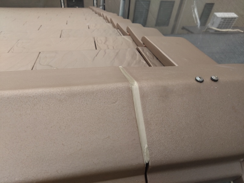 棟部の継ぎ目にあるコーキングを打ち直しました|大阪府摂津市