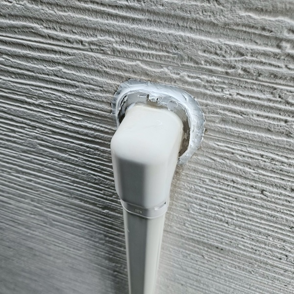 付帯部や入隅・出隅のコーキング工事をレポート|大阪府摂津市