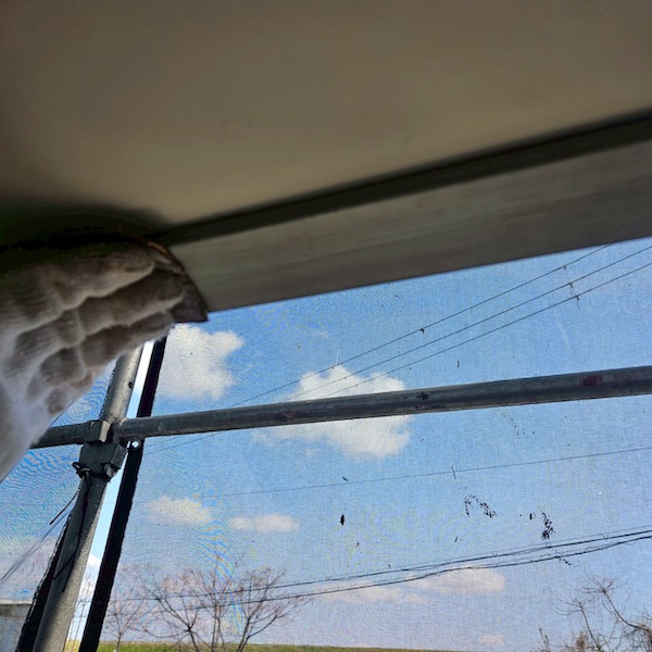 大阪府摂津市|外壁出隅コーナー・ベランダ下部 下地処理 ケレン〜上塗りを行いました