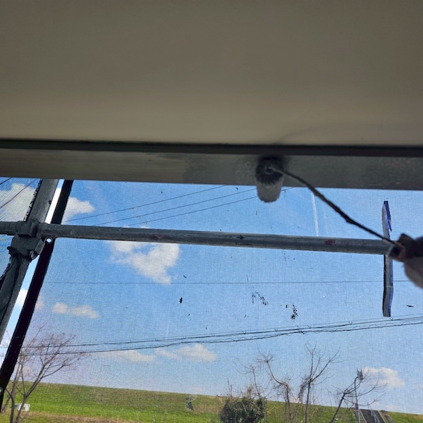 大阪府摂津市|外壁出隅コーナー・ベランダ下部 下地処理 ケレン〜上塗りを行いました