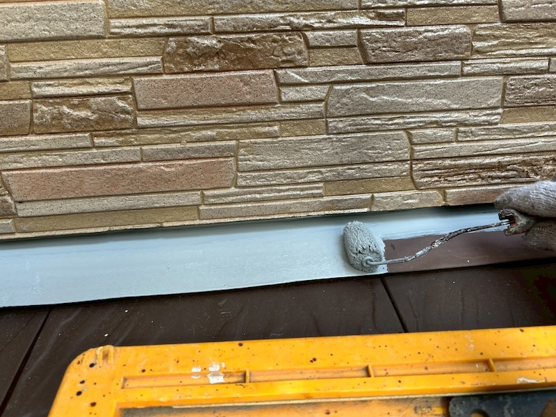 屋根の雨押さえを塗装しました!|大阪府摂津市