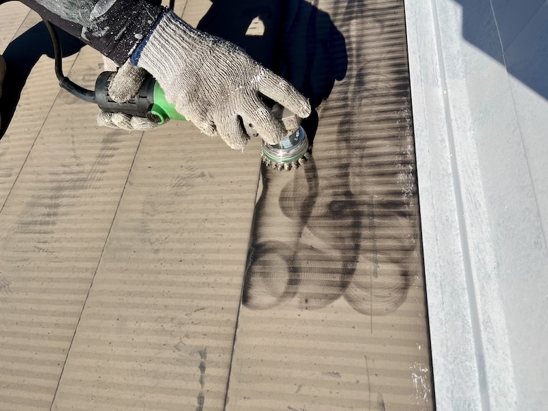 ガルバリウム鋼板を塗装する必要性と施工品質を決定づける技術的要因