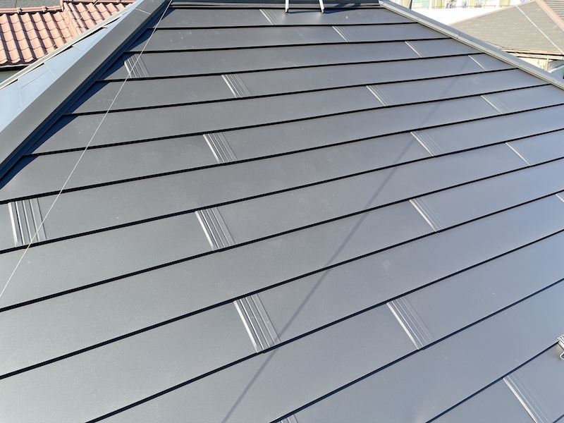 ガルバリウム鋼板を塗装する必要性と施工品質を決定づける技術的要因