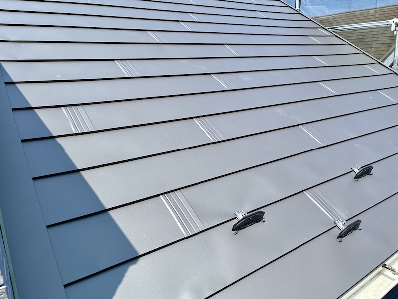 ガルバリウム鋼板を塗装する必要性と施工品質を決定づける技術的要因