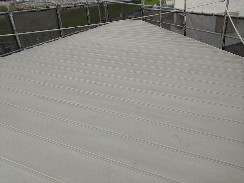 大阪府摂津市|金属屋根を洗浄し、雨樋の中も清掃しました!