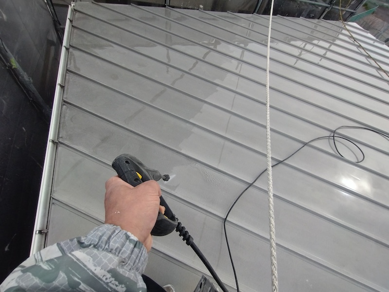 大阪府摂津市|金属屋根を洗浄し、雨樋の中も清掃しました!