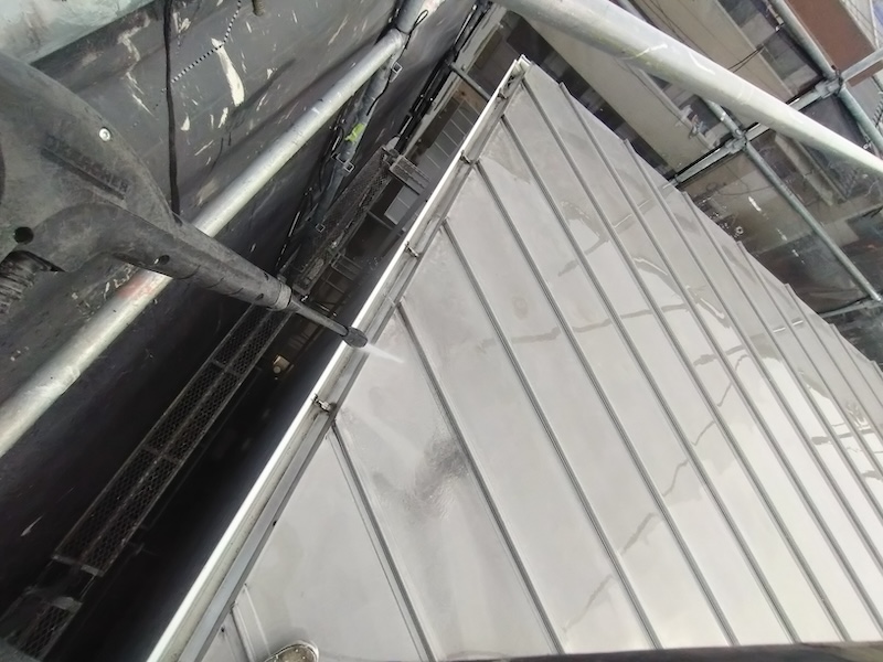 大阪府摂津市|金属屋根を洗浄し、雨樋の中も清掃しました!