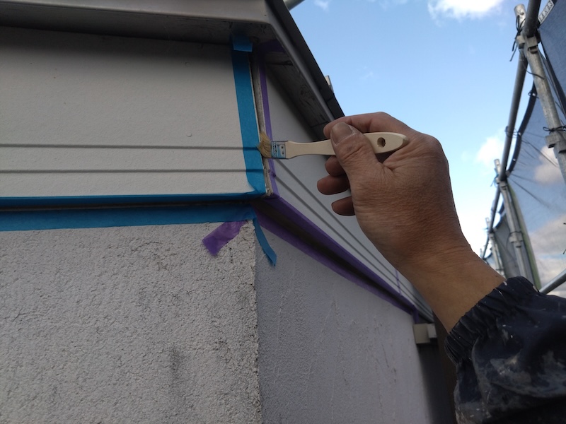 付帯部や入隅・出隅のコーキング工事をレポート|大阪府摂津市