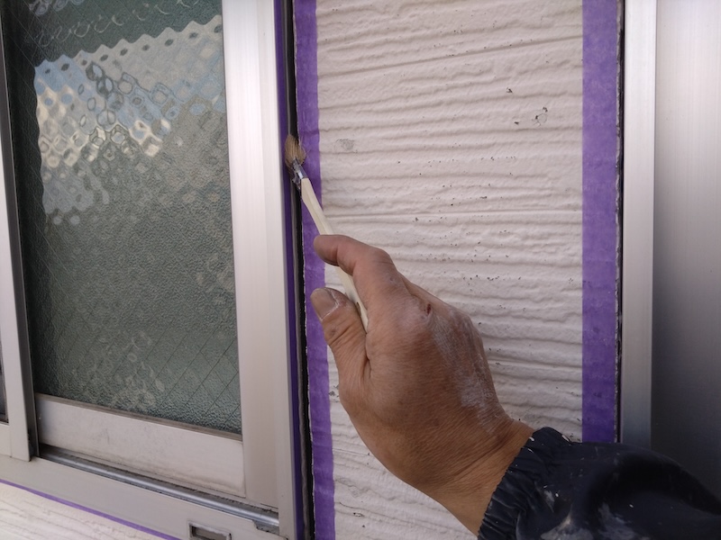 大阪府摂津市|雨漏りの原因になりやすい窓まわりのコーキングを打ち直し