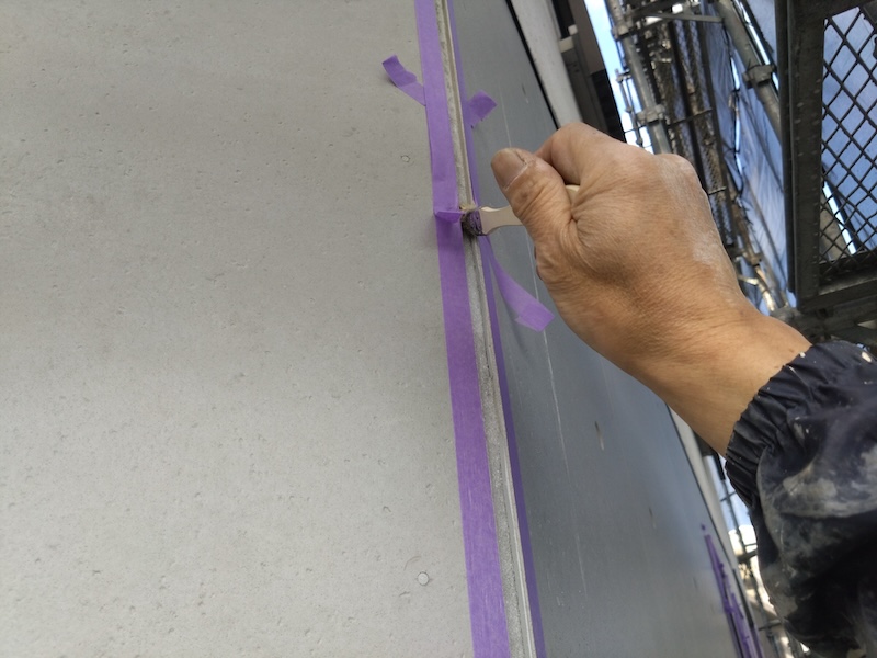 付帯部や入隅・出隅のコーキング工事をレポート|大阪府摂津市