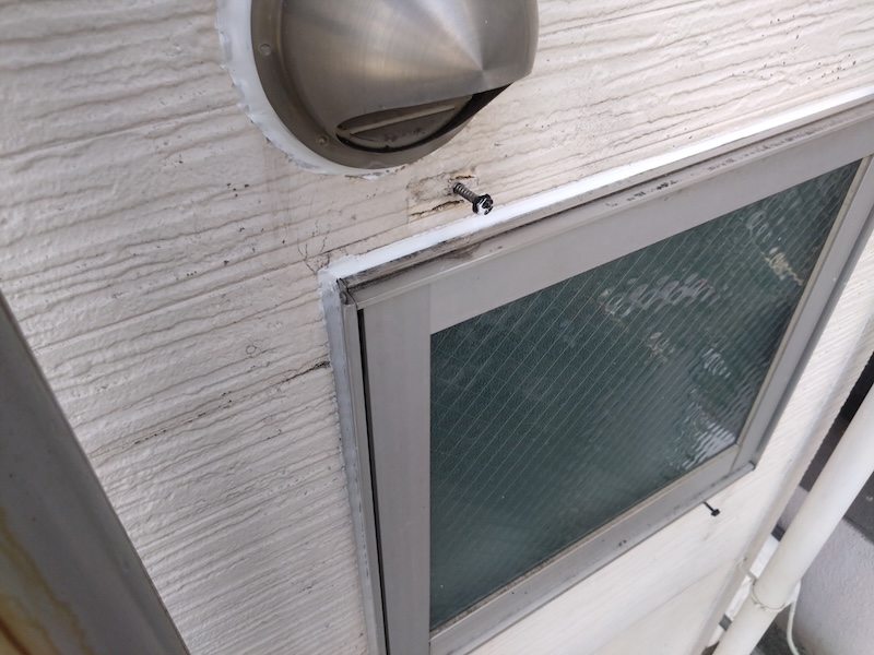 大阪府摂津市|雨漏りの原因になりやすい窓まわりのコーキングを打ち直し