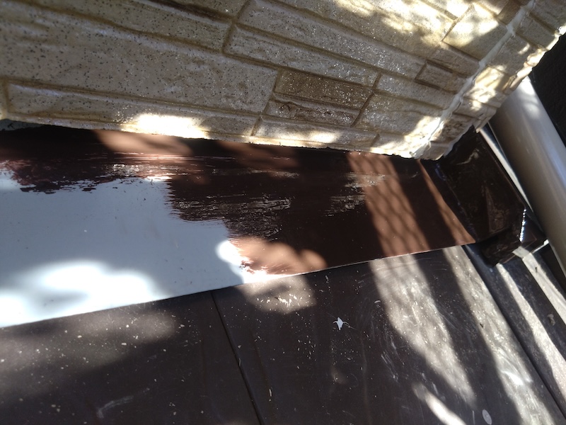 屋根の雨押さえを塗装しました!|大阪府摂津市