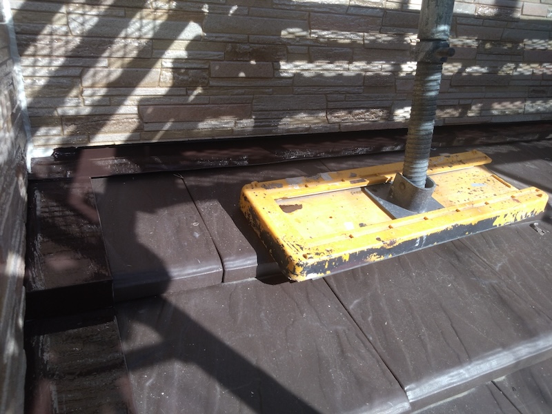 屋根の雨押さえを塗装しました!|大阪府摂津市