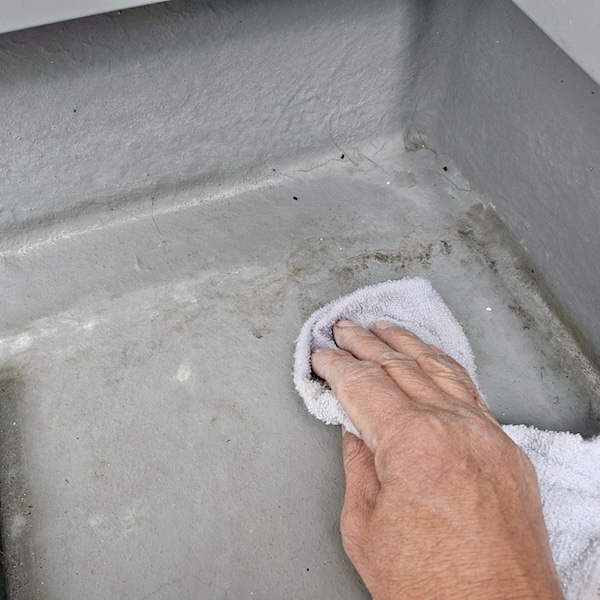 大阪府摂津市|ベランダトップコートの再塗装と水切りや配管の塗装を行いました!