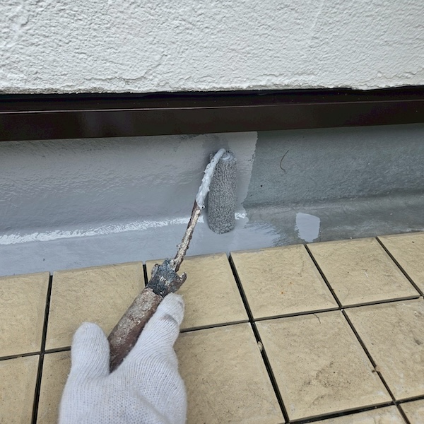 大阪府摂津市|ベランダトップコートの再塗装と水切りや配管の塗装を行いました!