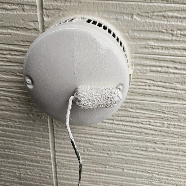 大阪府摂津市|換気部材のシーリング処理と上塗り作業を行いました