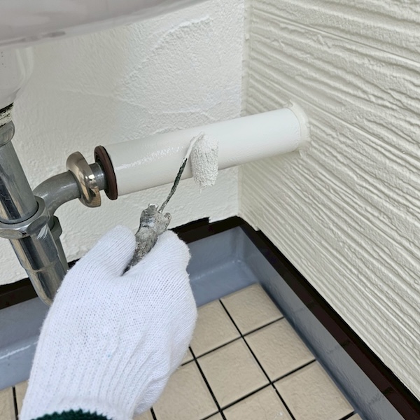 大阪府摂津市|ベランダトップコートの再塗装と水切りや配管の塗装を行いました!