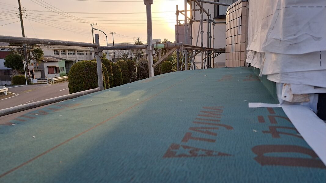 「葺き替え」と「カバー工法」のどちらを選べばいい?工事を決める判断基準を解説