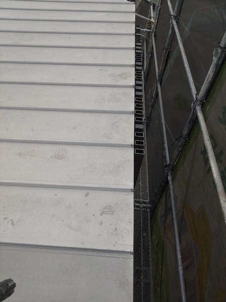 色褪せた金属屋根を塗装!屋根の洗浄と雨樋清掃を行いました!|大阪府摂津市