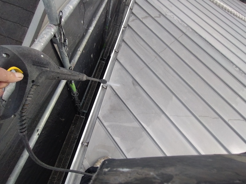 色褪せた金属屋根を塗装!屋根の洗浄と雨樋清掃を行いました!|大阪府摂津市