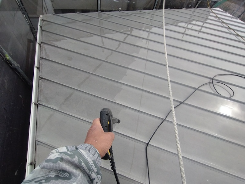 色褪せた金属屋根を塗装!屋根の洗浄と雨樋清掃を行いました!|大阪府摂津市