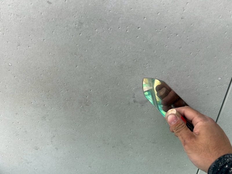 打放しコンクリート シーリング処理とPコン処理〜仕上げ塗装をレポート|大阪府摂津市