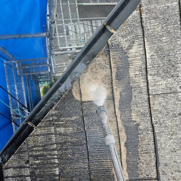 屋根の洗浄と雨樋の清掃を行いました!雨樋の水詰まりを起こす原因とは?|大阪府吹田市