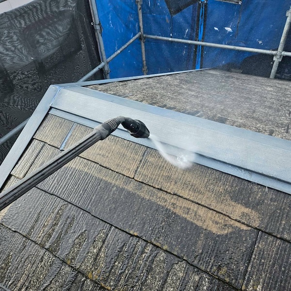 屋根の洗浄と雨樋の清掃を行いました!雨樋の水詰まりを起こす原因とは?|大阪府吹田市