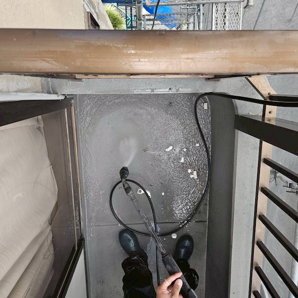 大阪府吹田市|玄関タイルとベランダの洗浄作業。洗浄後の乾燥期間の大事さ