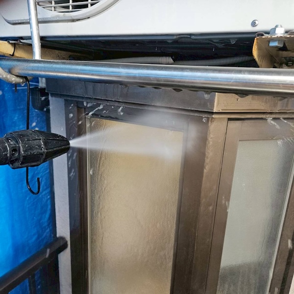 大阪府吹田市|玄関タイルとベランダの洗浄作業。洗浄後の乾燥期間の大事さ