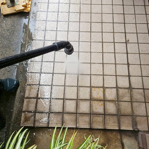 大阪府吹田市|玄関タイルとベランダの洗浄作業。洗浄後の乾燥期間の大事さ