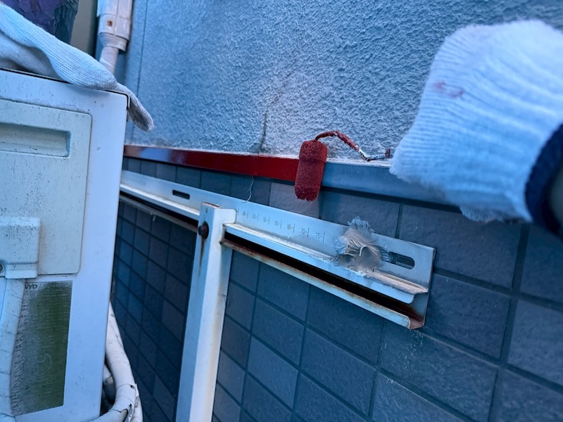 鉄部の下塗り 霧よけ・屋外フード・水切り・雨樋金物を錆止め塗装|大阪府吹田市