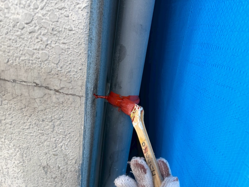 鉄部の下塗り 霧よけ・屋外フード・水切り・雨樋金物を錆止め塗装|大阪府吹田市