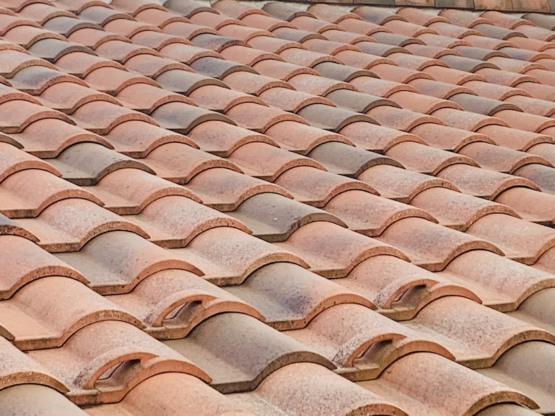 瓦屋根のメンテナンス時期と方法、業者選びの注意点