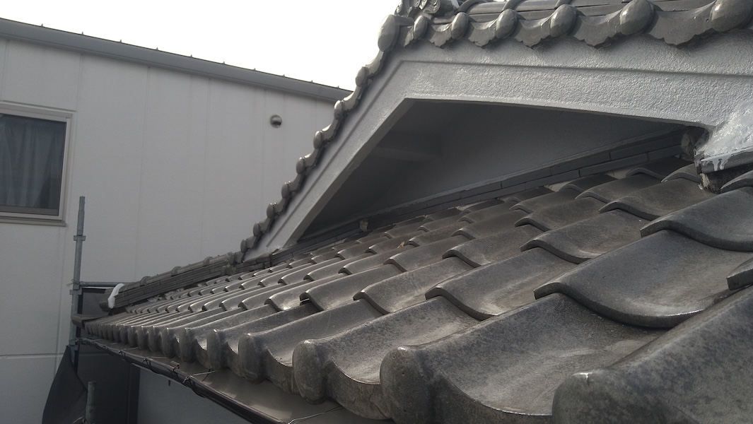 瓦屋根のメンテナンス時期と方法、業者選びの注意点