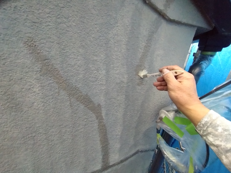 外壁にあるクラックをカットして補修しました|大阪府吹田市