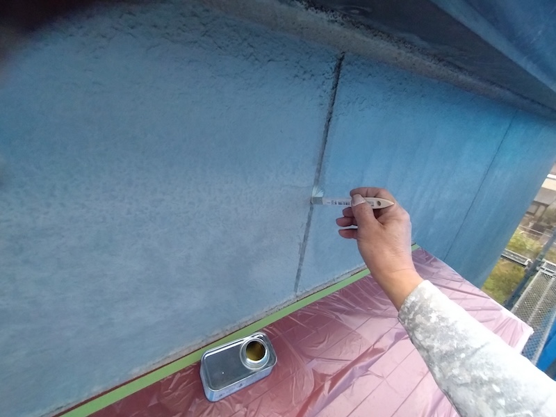 大阪府吹田市|軽微な外壁クラックの補修と外壁目地シーリング増し打ち工事を実施しました!