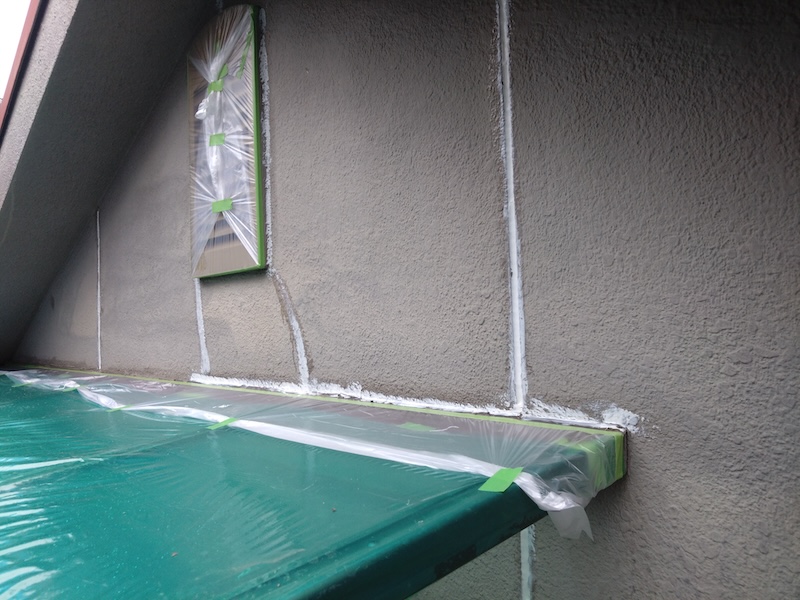 大阪府吹田市|軽微な外壁クラックの補修と外壁目地シーリング増し打ち工事を実施しました!