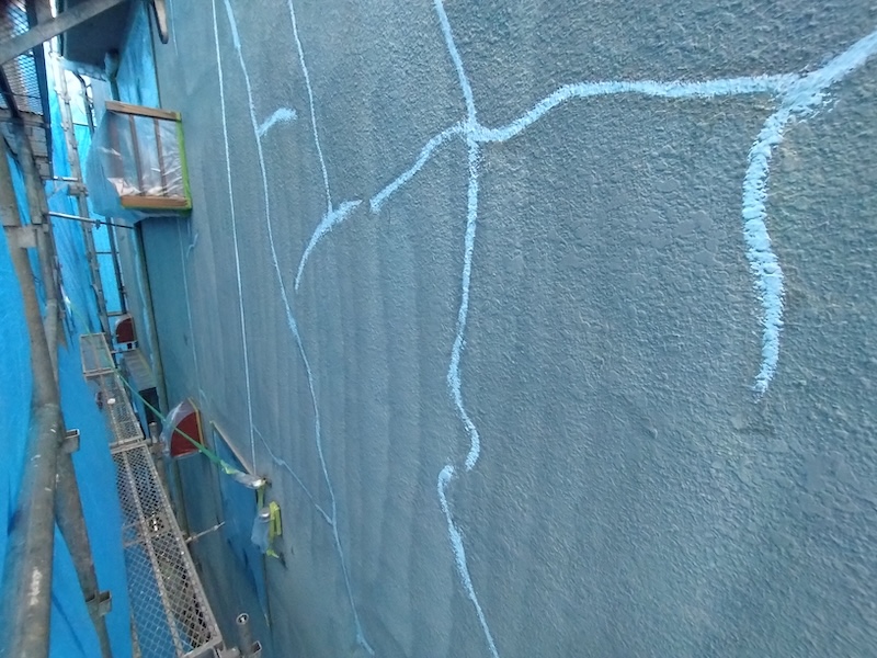 外壁にあるクラックをカットして補修しました|大阪府吹田市