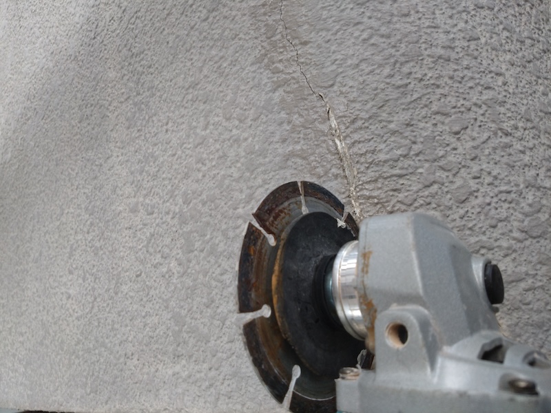 外壁にあるクラックをカットして補修しました|大阪府吹田市