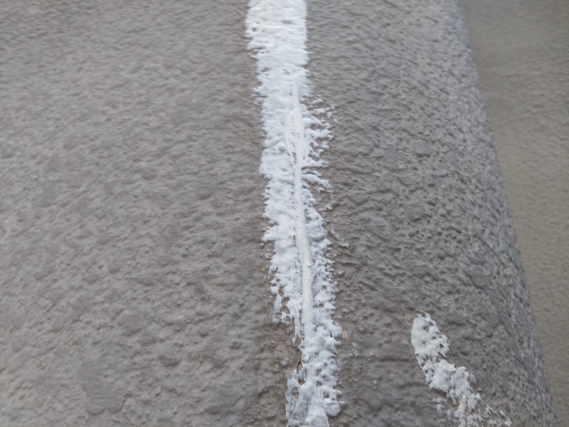 外壁にあるクラックをカットして補修しました|大阪府吹田市