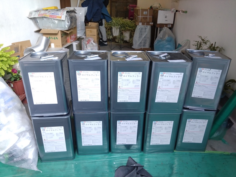 大阪府吹田市|外壁の下塗り工程 微弾性 ロイヤルフィラーを塗布