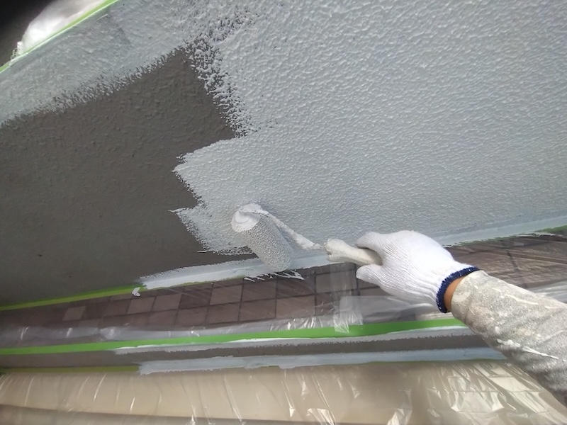 大阪府吹田市|外壁の下塗り工程 微弾性 ロイヤルフィラーを塗布