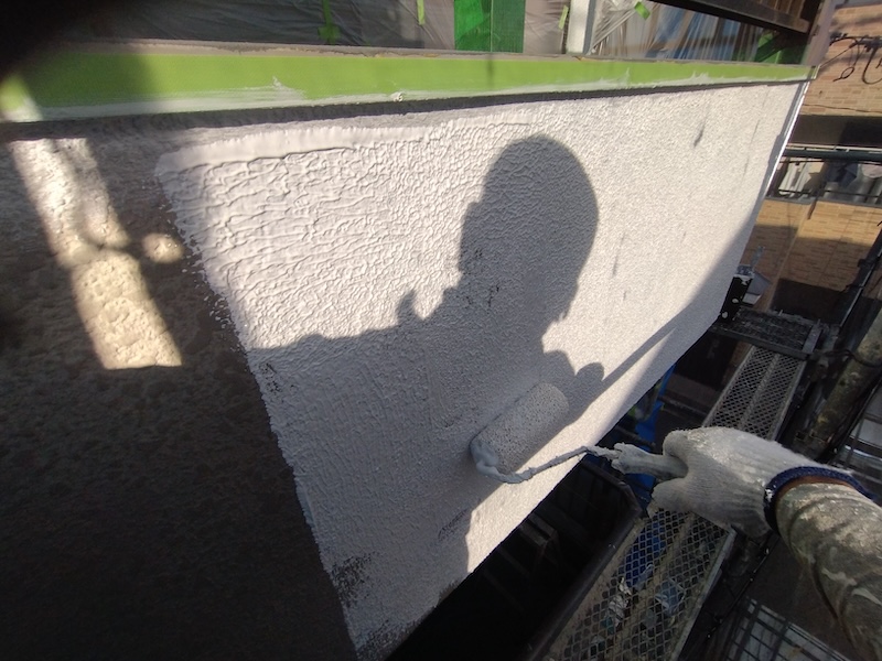 大阪府吹田市|外壁の下塗り工程 微弾性 ロイヤルフィラーを塗布