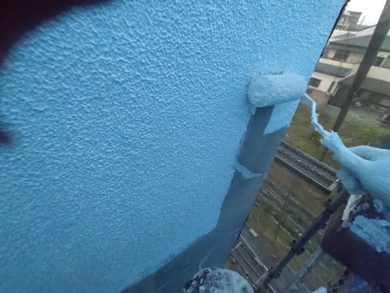 大阪府吹田市|外壁の下塗り工程 微弾性 ロイヤルフィラーを塗布