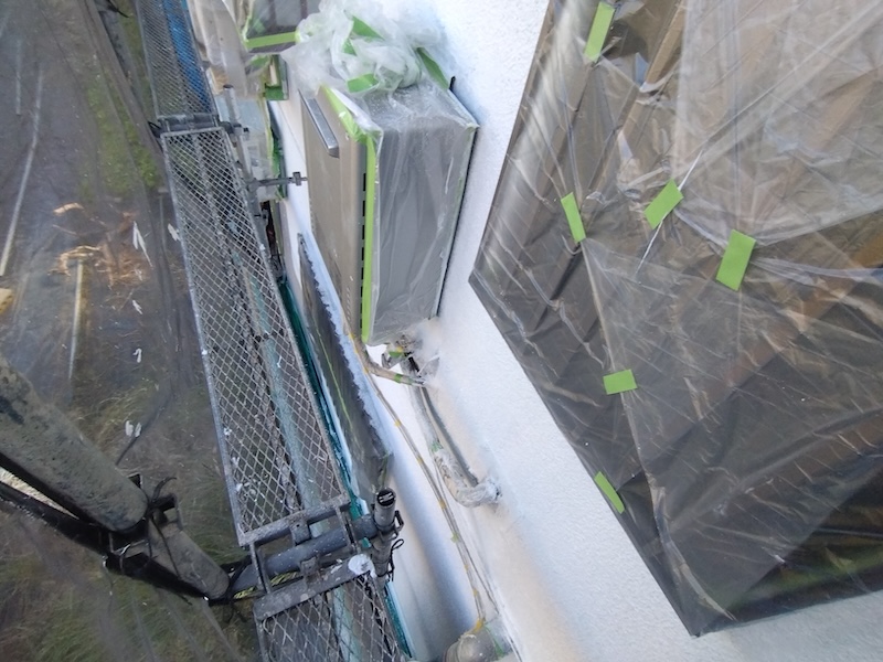 大阪府吹田市|外壁の下塗り工程 微弾性 ロイヤルフィラーを塗布